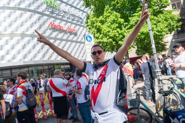 2026.05.27 Lipsk pilka nozna Final Liga Konferencji Europy sezon 2025 2026 Crystal Palace - Rayo Vallecano N z Kibice Rayo Vallecano przed meczem w Lipsku Foto Gleb Soboliev PressFocus 2026.05.27 Leipzig Football - Final UEFA Conference League 2025 2026 Crystal Palace - Rayo Vallecano Rayo Vallecano fans before the match in Leipzig Credit: Gleb Soboliev PressFocus NEWSPIX.PL --- newspix.pl 
