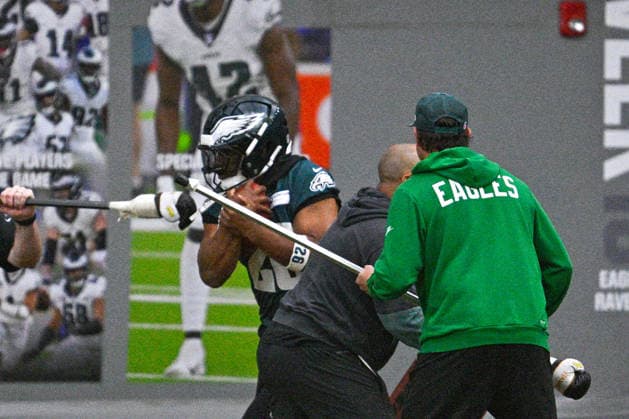 Philadelphia, PA - MAY 27: Philadelphia Eagles running back Saquon Barkley 26 is shown during the Philadelphia Eagles OTA workout on May 27th, 2026 at the NovaCare Complex in Philadelphia, PA. (Photo by Terence Lewis Icon Sportswire) NFL, American Football Herren, USA MAY 27 Philadelphia Eagles OTA EDITORIAL USE ONLY Icon260527008