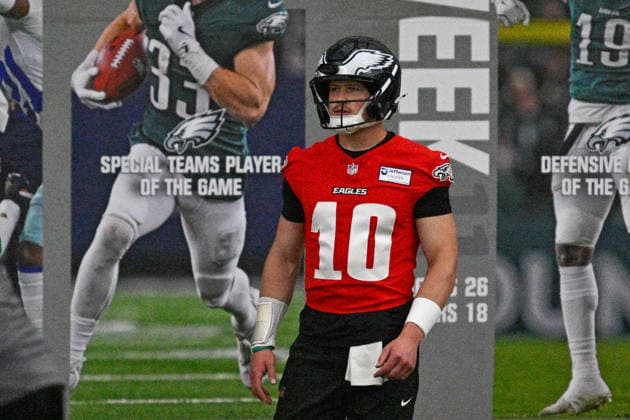 Philadelphia, PA- MAY 27: Philadelphia Eagles quarterback Cole Payton 10 looks on during the Philadelphia Eagles OTA workout on May 27th, 2026 at the NovaCare Complex in Philadelphia, PA. (Photo by Terence Lewis Icon Sportswire) NFL, American Football Herren, USA MAY 27 Philadelphia Eagles OTA EDITORIAL USE ONLY Icon260527015