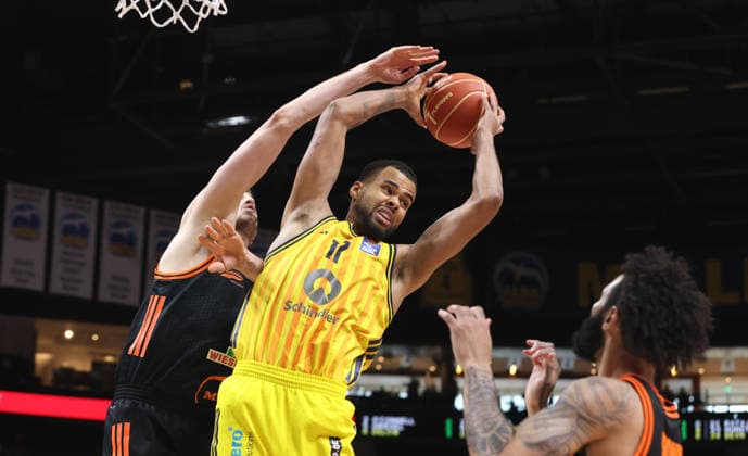 Tibor Pleiß, Norris Agbakoko am Ball Zweikampf Spielszene Aktion Basketball BBL Bundesliga Herren Play Off Viertelfinale 5.Spiel Saison 2025 2026 27.05.2026 ALBA Berlin vs SC Rasta Vechta