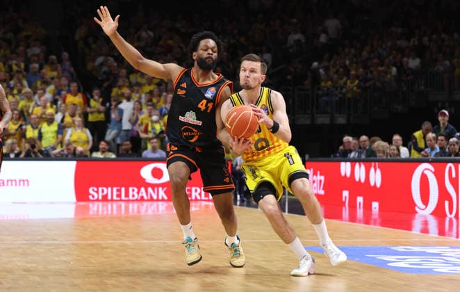 Lloyd Pandi, Martin Hermannsson am Ball Zweikampf Spielszene Aktion Basketball BBL Bundesliga Herren Play Off Viertelfinale 5.Spiel Saison 2025 2026 27.05.2026 ALBA Berlin vs SC Rasta Vechta