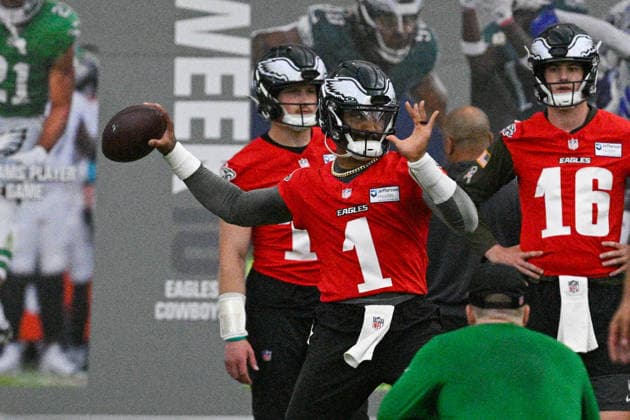Philadelphia, PA- MAY 27: Philadelphia Eagles quarterback Jalen Hurts 1 prepares to throw the ball during the Philadelphia Eagles OTA workout on May 27th, 2026 at the NovaCare Complex in Philadelphia, PA. (Photo by Terence Lewis Icon Sportswire) NFL, American Football Herren, USA MAY 27 Philadelphia Eagles OTA EDITORIAL USE ONLY Icon260527022