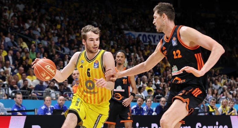 Malte Delow am Ball, Tibor Pleiß Zweikampf Spielszene Aktion Basketball BBL Bundesliga Herren Play Off Viertelfinale 5.Spiel Saison 2025 2026 27.05.2026 ALBA Berlin vs SC Rasta Vechta