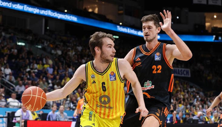 Malte Delow am Ball, Tibor Pleiß Zweikampf Spielszene Aktion Basketball BBL Bundesliga Herren Play Off Viertelfinale 5.Spiel Saison 2025 2026 27.05.2026 ALBA Berlin vs SC Rasta Vechta