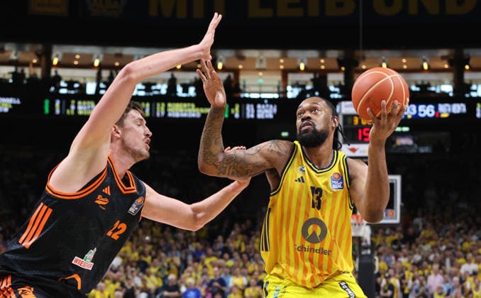 Tibor Pleiß, J Wan Roberts am Ball Zweikampf Spielszene Aktion Basketball BBL Bundesliga Herren Play Off Viertelfinale 5.Spiel Saison 2025 2026 27.05.2026 ALBA Berlin vs SC Rasta Vechta