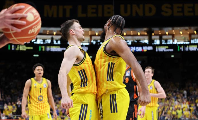 Jonas Mattisseck jubelt mit J Wan Roberts Freude Emotion Jubel Basketball BBL Bundesliga Herren Play Off Viertelfinale 5.Spiel Saison 2025 2026 27.05.2026 ALBA Berlin vs SC Rasta Vechta