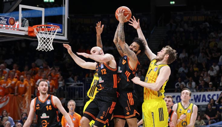 Tommy Kuhse, Tevin Brown, Malte Delow Zweikampf Spielszene Aktion Basketball BBL Bundesliga Herren Play Off Viertelfinale 5.Spiel Saison 2025 2026 27.05.2026 ALBA Berlin vs SC Rasta Vechta