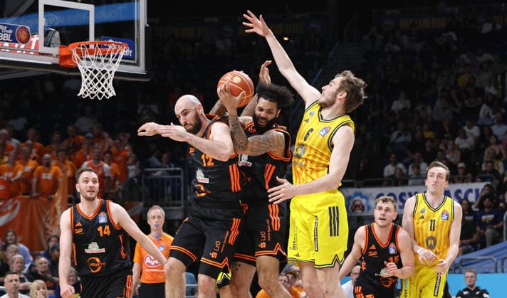 Tommy Kuhse, Tevin Brown, Malte Delow Zweikampf Spielszene Aktion Basketball BBL Bundesliga Herren Play Off Viertelfinale 5.Spiel Saison 2025 2026 27.05.2026 ALBA Berlin vs SC Rasta Vechta