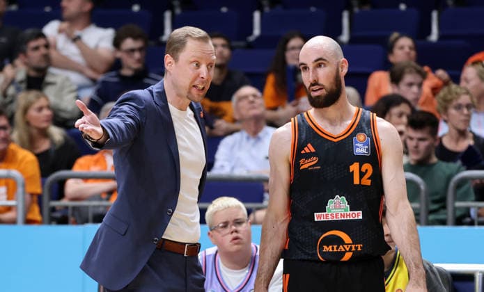 Trainer Christian Held redet mit Tommy Kuhse Aktion Oberkörper Basketball BBL Bundesliga Herren Play Off Viertelfinale 5.Spiel Saison 2025 2026 27.05.2026 ALBA Berlin vs SC Rasta Vechta