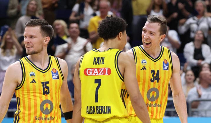 Martin Hermannsson, Jack Kayil, Justin Bean jubelt Freude Emotion Jubel Basketball BBL Bundesliga Herren Play Off Viertelfinale 5.Spiel Saison 2025 2026 27.05.2026 ALBA Berlin vs SC Rasta Vechta