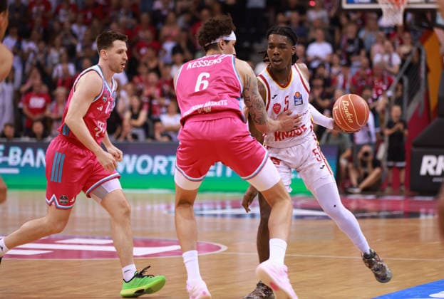 Marcus Carr (Würzburg) am Ball gegen Michael Kessens (Bonn) mit Grayson Murphy (Bonn, L), Bonn, Deutschland, 27.05.2026, Basketball Bundesliga, 5. Viertelfinale, Telekom Baskets Bonn vs Fitness First Würzburg Baskets