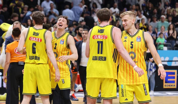 Malte Delow, Alex O Connell, Moses Wood, Sam Griesel, Alba jubelt Spielende Freude Emotion Jubel Basketball BBL Bundesliga Herren Play Off Viertelfinale 5.Spiel Saison 2025 2026 27.05.2026 ALBA Berlin vs SC Rasta Vechta
