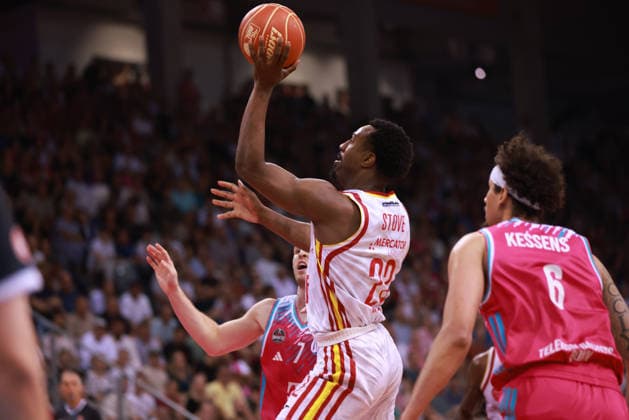Johnathan Stove (Würzburg) wirft, Bonn, Deutschland, 27.05.2026, Basketball Bundesliga, 5. Viertelfinale, Telekom Baskets Bonn vs Fitness First Würzburg Baskets