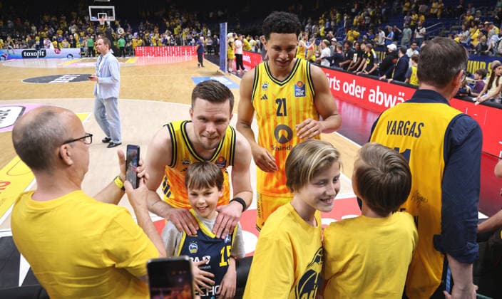 Martin Hermannsson,, Michael Rataj, Alba jubelt Spielende Freude Emotion Jubel Basketball BBL Bundesliga Herren Play Off Viertelfinale 5.Spiel Saison 2025 2026 27.05.2026 ALBA Berlin vs SC Rasta Vechta