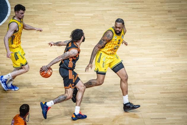 Basketball Berlin 27.05.2026 Saison 2025 2026 EasyCredit BBL 1. Bundesliga Männer, Herren Playoffs Viertelfinale Spiel 5 Alba Berlin - RASTA Vechta Tevin Brown (Vechta, No.10) J wan Roberts (Alba Berlin, No.13) Jonas Mattisseck (Alba Berlin, No.09)