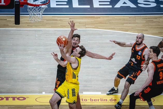 Basketball Berlin 27.05.2026 Saison 2025 2026 EasyCredit BBL 1. Bundesliga Männer, Herren Playoffs Viertelfinale Spiel 5 Alba Berlin - RASTA Vechta Moses Wood (Alba Berlin, No.11) Tibor Pleiß (Vechta, No.22)