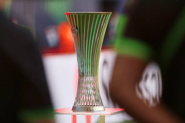 Leipzig, Sachsen, Deutschland, 27.05.2026: Red Bull Arena: Finale UEFA Conference League Crystal Palace - Rayo Vallecano: Der 57,5 Zentimeter hohe und 11 Kilogramm schwere Pokal besteht aus 32 Achsen (je eine pro Mannschaft in der Gruppenphase des Wettbewerbs), die sich stromlinienförmig vom Sockel nach oben winden. Copyright: xdtsxNachrichtenagenturx dts_120878