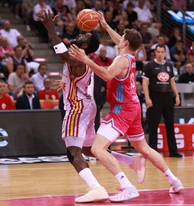 Eddy Edigin Jr. (Würzburg, L) gegen Patrick Heckmann (Bonn), Bonn, Deutschland, 27.05.2026, Basketball Bundesliga, 5. Viertelfinale, Telekom Baskets Bonn vs Fitness First Würzburg Baskets