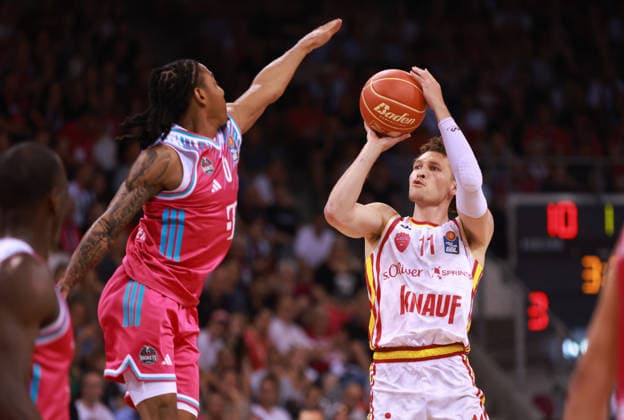 Brae Ivey (Würzburg) am Ball gegen Jalen Finch (Bonn), Bonn, Deutschland, 27.05.2026, Basketball Bundesliga, 5. Viertelfinale, Telekom Baskets Bonn vs Fitness First Würzburg Baskets