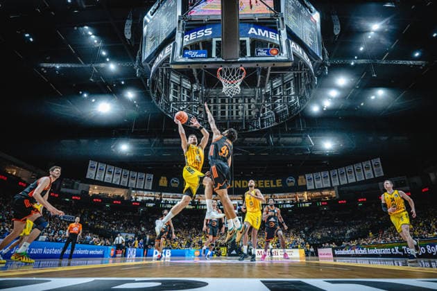 Basketball Berlin 27.05.2026 Saison 2025 2026 EasyCredit BBL 1. Bundesliga Männer, Herren Playoffs Viertelfinale Spiel 5 Alba Berlin - RASTA Vechta Martin Hermannsson (Alba Berlin, No.15) Lloyd Pandi (Vechta, No.41)