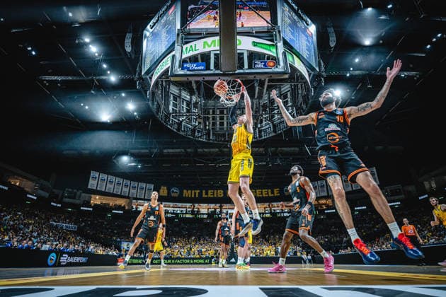 Basketball Berlin 27.05.2026 Saison 2025 2026 EasyCredit BBL 1. Bundesliga Männer, Herren Playoffs Viertelfinale Spiel 5 Alba Berlin - RASTA Vechta Justin Bean (Alba Berlin, No.34) Tevin Brown (Vechta, No.10)
