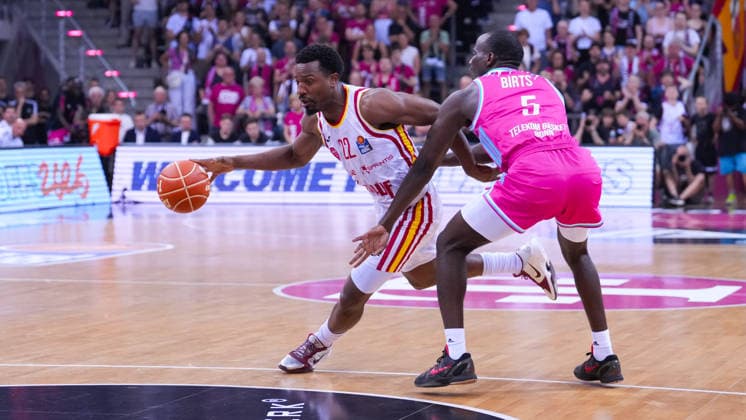 27.05.2026, xydrx, Basketball, easyCredit Basketball Bundesliga, Playoffs, Viertelfinale Spiel 5, Telekom Baskets Bonn - Fitness First Würzburg Baskets, Telekom Dome Bonn: Johnathan Stove (Fitness First Wuerzburg Baskets, 22) im Zweikampf gegen Tylan Birts (Telekom Baskets Bonn, 5) Copyright: HMBxMedia YannisxDreimann