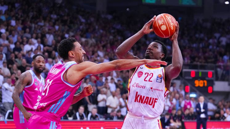 27.05.2026, xydrx, Basketball, easyCredit Basketball Bundesliga, Playoffs, Viertelfinale Spiel 5, Telekom Baskets Bonn - Fitness First Würzburg Baskets, Telekom Dome Bonn: Joel Aminu (Telekom Baskets Bonn, 21) im Zweikampf gegen Johnathan Stove (Fitness First Wuerzburg Baskets, 22) Copyright: HMBxMedia YannisxDreimann