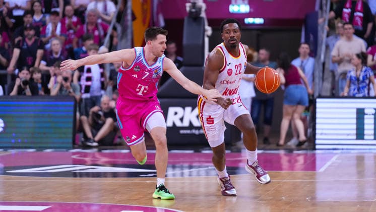 27.05.2026, xydrx, Basketball, easyCredit Basketball Bundesliga, Playoffs, Viertelfinale Spiel 5, Telekom Baskets Bonn - Fitness First Würzburg Baskets, Telekom Dome Bonn: Grayson Murphy (Telekom Baskets Bonn, 7) im Zweikampf gegen Johnathan Stove (Fitness First Wuerzburg Baskets, 22) Copyright: HMBxMedia YannisxDreimann