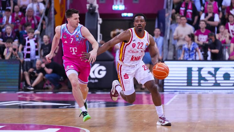 27.05.2026, xydrx, Basketball, easyCredit Basketball Bundesliga, Playoffs, Viertelfinale Spiel 5, Telekom Baskets Bonn - Fitness First Würzburg Baskets, Telekom Dome Bonn: Grayson Murphy (Telekom Baskets Bonn, 7) im Zweikampf gegen Johnathan Stove (Fitness First Wuerzburg Baskets, 22) Copyright: HMBxMedia YannisxDreimann