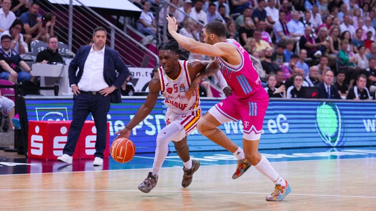 27.05.2026, xydrx, Basketball, easyCredit Basketball Bundesliga, Playoffs, Viertelfinale Spiel 5, Telekom Baskets Bonn - Fitness First Würzburg Baskets, Telekom Dome Bonn: Marcus Carr (Fitness First Wuerzburg Baskets, 5) im Zweikampf gegen Alijah Comithier (Telekom Baskets Bonn, 2) Copyright: HMBxMedia YannisxDreimann
