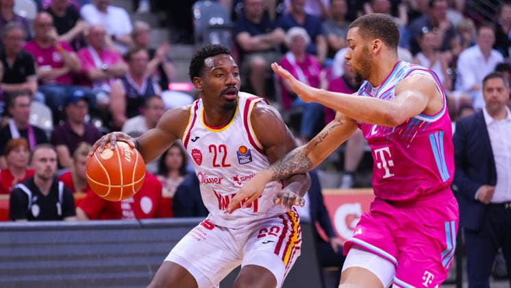 27.05.2026, xydrx, Basketball, easyCredit Basketball Bundesliga, Playoffs, Viertelfinale Spiel 5, Telekom Baskets Bonn - Fitness First Würzburg Baskets, Telekom Dome Bonn: Johnathan Stove (Fitness First Wuerzburg Baskets, 22) im Zweikampf gegen Alijah Comithier (Telekom Baskets Bonn, 2) Copyright: HMBxMedia YannisxDreimann