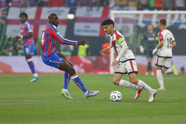 Leipzig, Sachsen, Deutschland, 27.05.2026: Red Bull Arena: Finale UEFA Conference League Crystal Palace - Rayo Vallecano: Jean-Philippe Mateta (14, Crystal Palace) und Pep Chavarria (3, Rayo Vallecano) Copyright: xdtsxNachrichtenagenturx dts_120883