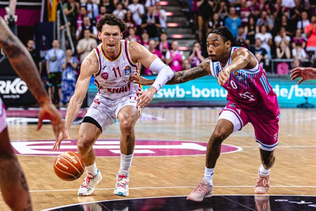 easyCredit Basketball Bundesliga, 5. Playoff-Viertelfinale: Telekom Baskets Bonn vs. Fitness First Baskets Würzburg, 27.05.2026 Brae Ivey (Würzburg 11) und Jalen Finch (Telekom Baskets Bonn 0) - easyCredit Basketball Bundesliga, 5. Playoff-Viertelfinale: Telekom Baskets Bonn vs. Fitness First Baskets Würzburg, 27.05.2026, Telekom Dome Bonn Copyright: xBEAUTIFULxSPORTS Derixx