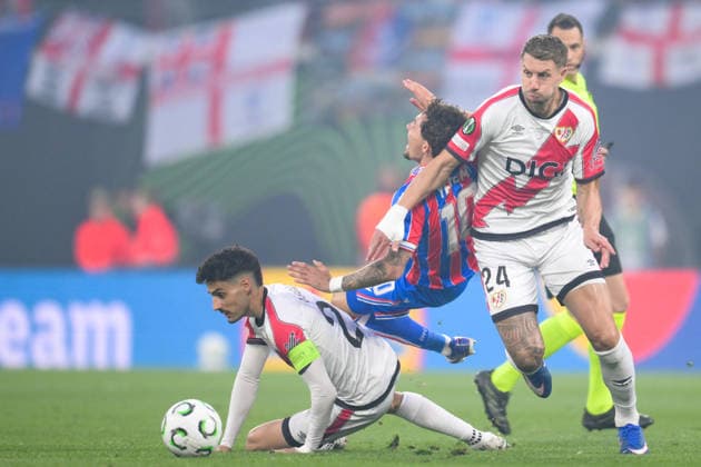 Fußball, UEFA Conference League Finale, 20260527, Crystal Palace - Rayo Vallecano. Im Bild v.l. Oscar VALENTIN (Rayo, 23), Yeremy PINO (Crystal, 10), Florian LEJEUNE (Rayo, 24).& xA;& xA; Leipzig Red Bull Arena Sachsen Deutschland Copyright: Passion2Press MarkusxFischerx
