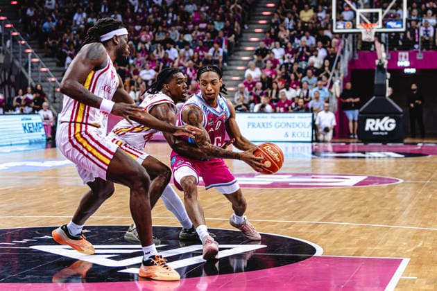 easyCredit Basketball Bundesliga, 5. Playoff-Viertelfinale: Telekom Baskets Bonn vs. Fitness First Baskets Würzburg, 27.05.2026 Jalen Finch (Telekom Baskets Bonn 0) gegen Marcus Carr (Würzburg 5) und Charles Thompson (Würzburg 32) - easyCredit Basketball Bundesliga, 5. Playoff-Viertelfinale: Telekom Baskets Bonn vs. Fitness First Baskets Würzburg, 27.05.2026, Telekom Dome Bonn Copyright: xBEAUTIFULxSPORTS Derixx
