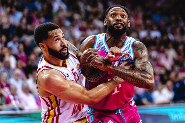 easyCredit Basketball Bundesliga, 5. Playoff-Viertelfinale: Telekom Baskets Bonn vs. Fitness First Baskets Würzburg, 27.05.2026 Haken und Ösen: Jeff Garrett Jr. (Telekom Baskets Bonn 4) und David Muenkat (Würzburg 55) - easyCredit Basketball Bundesliga, 5. Playoff-Viertelfinale: Telekom Baskets Bonn vs. Fitness First Baskets Würzburg, 27.05.2026, Telekom Dome Bonn Copyright: xBEAUTIFULxSPORTS Derixx