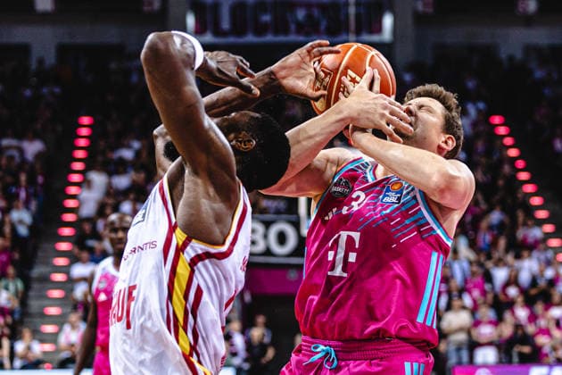 easyCredit Basketball Bundesliga, 5. Playoff-Viertelfinale: Telekom Baskets Bonn vs. Fitness First Baskets Würzburg, 27.05.2026 Wer hat den Ball? Eddy Edigin Jr. (Würzburg 27) oder Patrick Heckmann (Telekom Baskets Bonn 33) - easyCredit Basketball Bundesliga, 5. Playoff-Viertelfinale: Telekom Baskets Bonn vs. Fitness First Baskets Würzburg, 27.05.2026, Telekom Dome Bonn Copyright: xBEAUTIFULxSPORTS Derixx