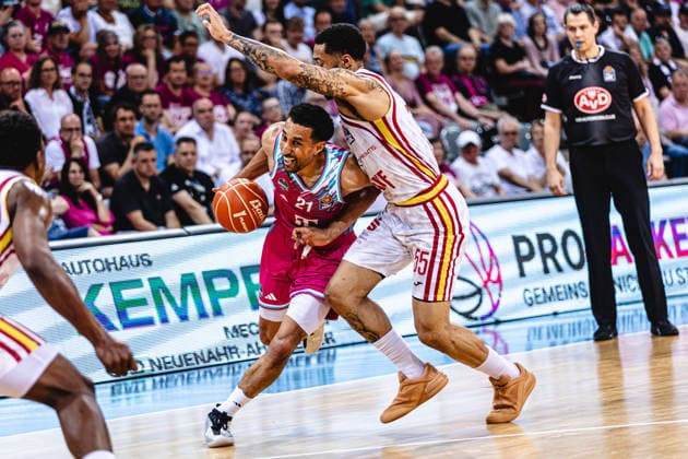 easyCredit Basketball Bundesliga, 5. Playoff-Viertelfinale: Telekom Baskets Bonn vs. Fitness First Baskets Würzburg, 27.05.2026 Joel Aminu (Telekom Baskets Bonn 21) und David Muenkat (Würzburg 55) - easyCredit Basketball Bundesliga, 5. Playoff-Viertelfinale: Telekom Baskets Bonn vs. Fitness First Baskets Würzburg, 27.05.2026, Telekom Dome Bonn Copyright: xBEAUTIFULxSPORTS Derixx