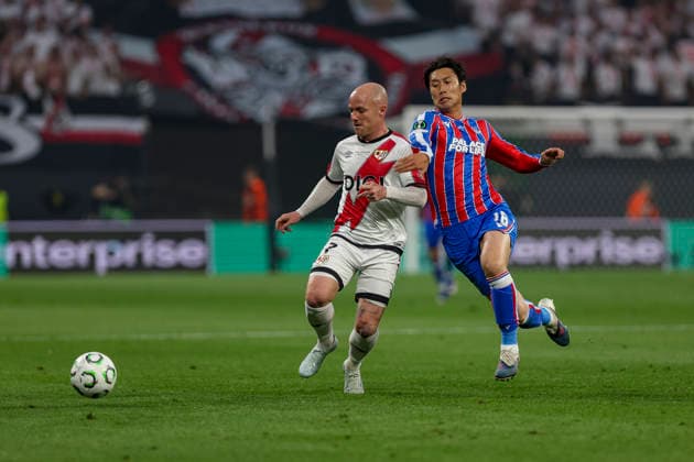 27.05.2026, EUR, Fussball, Herren, Conference League Finale, Saison 2025 2026, Crytsal Palace F.C. - Rayo Vallecano de Madrid Isi Palazon (Rayo Vallecano, 7) und Daichi Kamada (Crystal Palace, 18) im Kampf um den Ball Leipzig Leipzig Stadium Sachsen Deutschland Copyright: xAdrianxSchlüterx