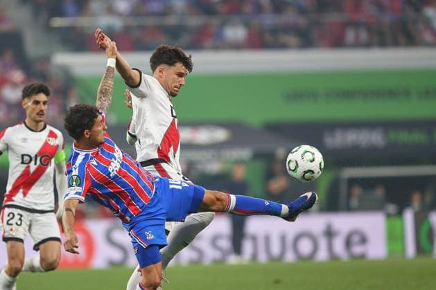 Leipzig, Sachsen, Deutschland, 27.05.2026: Red Bull Arena: Finale UEFA Conference League Crystal Palace - Rayo Vallecano: Yeremy Pino (10, Crystal Palace) und Andrei Ratiu (2, Rayo Vallecano) im Duell, links im Hintergrund Oscar Valentin (23, Rayo Vallecano) Copyright: xdtsxNachrichtenagenturx dts_120885