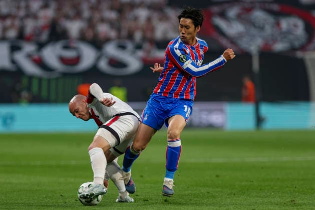 27.05.2026, EUR, Fussball, Herren, Conference League Finale, Saison 2025 2026, Crytsal Palace F.C. - Rayo Vallecano de Madrid Isi Palazon (Rayo Vallecano, 7) und Daichi Kamada (Crystal Palace, 18) im Kampf um den Ball Leipzig Leipzig Stadium Sachsen Deutschland Copyright: xAdrianxSchlüterx
