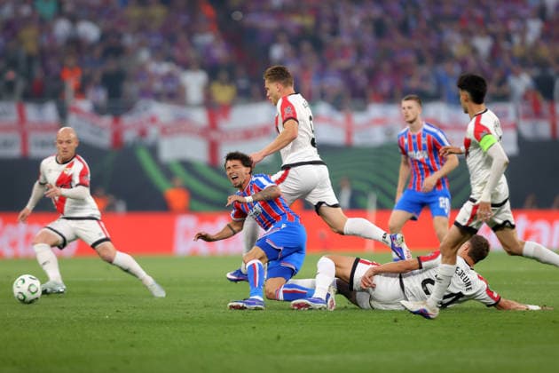 27.05.2026, xtgx, Fussball UEFA Conference League Finale 2026, Crystal Palace - Rayo Vallecano v.l. Yeremy Pino (Crystal Palace) Florian Lejeune (Rayo Vallecano) Zweikampf, Aktion, action, battle for the ball (UEFA REGULATIONS PROHIBIT ANY USE OF PHOTOGRAPHS as IMAGE SEQUENCES and or QUASI-VIDEO) Red Bull Arena