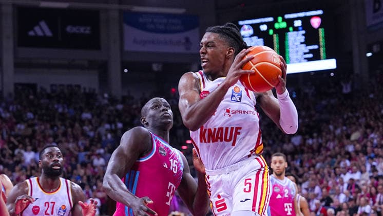 27.05.2026, xydrx, Basketball, easyCredit Basketball Bundesliga, Playoffs, Viertelfinale Spiel 5, Telekom Baskets Bonn - Fitness First Würzburg Baskets, Telekom Dome Bonn: Kur Jongkuch (Telekom Baskets Bonn, 15) im Zweikampf gegen Marcus Carr (Fitness First Wuerzburg Baskets, 5) Copyright: HMBxMedia YannisxDreimann