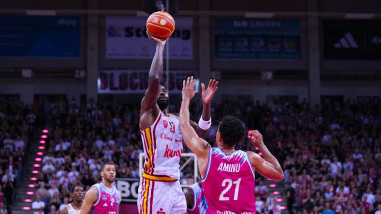 27.05.2026, xydrx, Basketball, easyCredit Basketball Bundesliga, Playoffs, Viertelfinale Spiel 5, Telekom Baskets Bonn - Fitness First Würzburg Baskets, Telekom Dome Bonn: Eddy Edigin Jr (Fitness First Wuerzburg Baskets, 27) im Zweikampf gegen Joel Aminu (Telekom Baskets Bonn, 21) Copyright: HMBxMedia YannisxDreimann