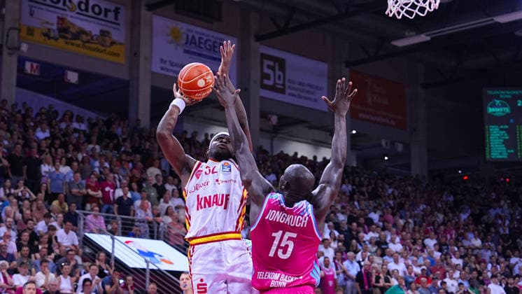 27.05.2026, xydrx, Basketball, easyCredit Basketball Bundesliga, Playoffs, Viertelfinale Spiel 5, Telekom Baskets Bonn - Fitness First Würzburg Baskets, Telekom Dome Bonn: Charles Thompson (Fitness First Wuerzburg Baskets, 32) im Zweikampf gegen Kur Jongkuch (Telekom Baskets Bonn, 15) Copyright: HMBxMedia YannisxDreimann