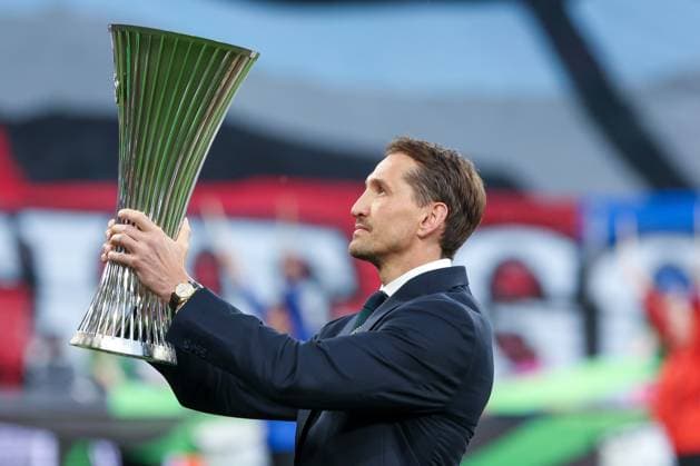Ex-Profi Rene Adler praesident den Conference League Pokal, Crystal Palace F.C. vs. Rayo Vallecano, Fussball, Maenner, UEFA, UEFA Confernce League Finale, Saison 2025 2026, 27.05.2026 Leipzig Sachsen Deutschland