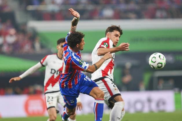 Leipzig, Sachsen, Deutschland, 27.05.2026: Red Bull Arena: Finale UEFA Conference League Crystal Palace - Rayo Vallecano: Yeremy Pino (10, Crystal Palace) und Andrei Ratiu (2, Rayo Vallecano) im Duell, links im Hintergrund Oscar Valentin (23, Rayo Vallecano) Copyright: xdtsxNachrichtenagenturx dts_120889