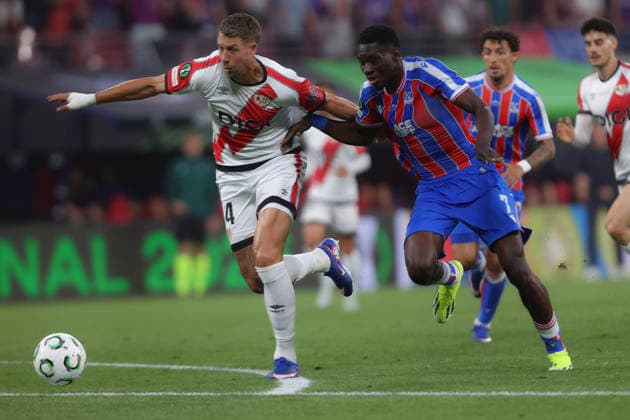 27.05.2026, xtgx, Fussball UEFA Conference League Finale 2026, Crystal Palace - Rayo Vallecano v.l. Yeremy Pino (Crystal Palace) Florian Lejeune (Rayo Vallecano) Ismaila Sarr (Crystal Palace) Zweikampf, Aktion, action, battle for the ball (UEFA REGULATIONS PROHIBIT ANY USE OF PHOTOGRAPHS as IMAGE SEQUENCES and or QUASI-VIDEO) Red Bull Arena