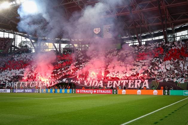 Die Fans von Rayo Vallecano zuenden Pyrotechnik, Crystal Palace F.C. vs. Rayo Vallecano, Fussball, Maenner, UEFA, UEFA Confernce League Finale, Saison 2025 2026, 27.05.2026 Leipzig Sachsen Deutschland