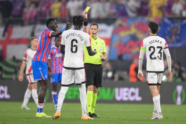 Fußball, UEFA Conference League Finale, 20260527, Crystal Palace - Rayo Vallecano. Im Bild v.l. Pathe CISS (Rayo, 6), Schiedsrichter Maurizio MARIANI (Italien).& xA;& xA; Leipzig Red Bull Arena Sachsen Deutschland Copyright: Passion2Press MarkusxFischerx